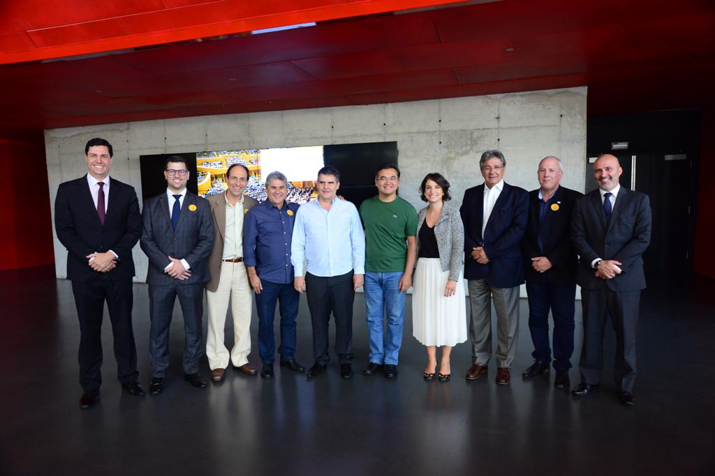 O maestro Marcos Arakaki recebeu O vice-governador, a secretária de estado de Educação e as autoridades presentes.  Foto: Marco Evangelista